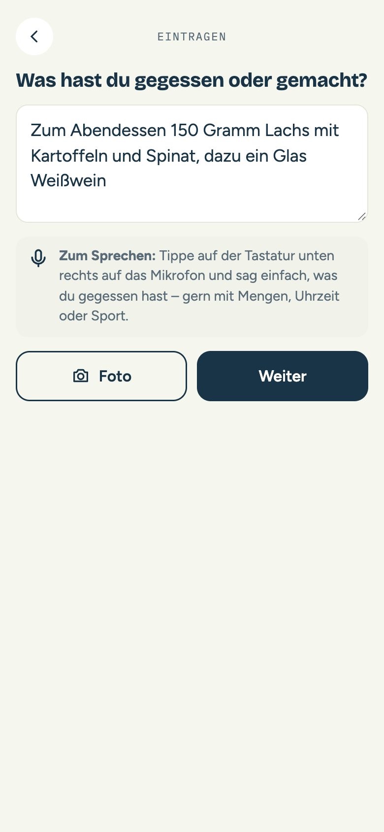 Eingabefeld mit dem gesprochenen Satz „Zum Abendessen 150 Gramm Lachs mit Kartoffeln und Spinat, dazu ein Glas Weißwein“